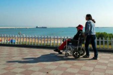 开平八旬老人推轮椅带老伴游中国(为了方便推轮椅带老伴出门)