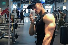 开平肌肉男模(肌肉男模拟器)