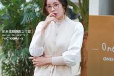 开平兼职模特被摄影师亲(兼职模特被摄影师亲了)